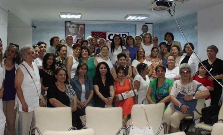 CHP KONAK KADIN KOLLARI’NDA DEVİR TESLİM TÖRENİ